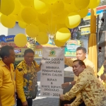 SIMBOLIS: Ketua DPD Partai Golkar Sidoarjo Warih Andono (kanan) melepas balon tanda dibukanya pendaftaran Cabup-Cawabup, Sabtu (16/11). foto: MUSTAIN/ BANGSAONLINE