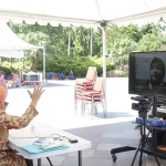 Wali Kota Risma menyapa dan memberikan motivasi kepada ribuan pelajar Kelas VI SD se-Surabaya melalui teleconference di Dapur Umum Covid-19 Balai Kota Surabaya, Jumat (15/5/2020). (foto: ist)