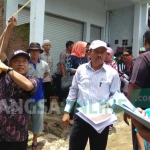 Ketua Majelis Hakim, Dwiyanto, saat menyaksikan proses ukur ulang bersama BPN di lokasi lahan pasar Tulakan. foto: YUNIARDI S/ BANGSAONLINE