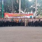 Wakil Bupati Mohni, Wakapolres Kompol Hendy Kurniawan bersama jajarannya, TNI, Satpol PP foto bersama di depan Pendopo Agung Bangkalan setelah apel pergeseran pasukan, Kamis (14/11/2019).