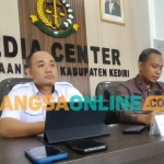 Kasi Inteli Kejari Kabupaten Kediri, Iwan Nuzuardhi (kiri) dan Kasi Pidsus Kejari Kabupaten Kediri, Yuda Virdana Putra, saat menggelar jumpa pers. Foto: MUJI HARJITA/BANGSAONLINE