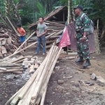Kapten Inf Muyanto saat mengecek kebutuhan logistik di Desa Dompyong, Kecamatan Bendungan, Trenggale