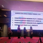 Kabag Hukum Setdakab Trenggalek, Sri Agutiani (kanan), saat menerima penghargaan.