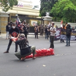 Puluhan aktivis yang tergabung dalam Gerakan Penolak Lupa (Gepal) menggelar aksi demo di Kantor DPRD Gresik, Jalan K.H. Wachid Hasyim Gresik, Senin (13/9/2021). (foto: SYUHUD/BANGSAONLINE)