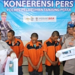 Kapolres Pelabuhan Tanjung Perak AKBP Agus Rahmanto S.I.K., M.Si. sedang menunjukkan barang bukti.