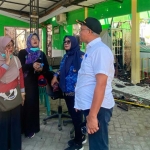 Kepala Dinkes Kabupaten Kediri, Ahmad Khatib, saat meninjau bekas kebakaran di Puskesmas Tiron. Foto: Ist