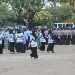 Tampak oknum PNS bubar dari barisan sebelum upacara selesai. foto: SUWANDI/ BANGSAONLINE