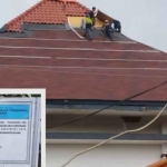Para pekerja rehabilitasi atap Gedung DPRD Kabupaten Malang.