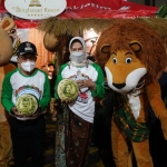 Wali Kota Batu Dewanti Rumpoko dan Wakil Wali Kota Punjul Santoso (kiri) bersama maskot Batu Street Food Festival.