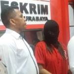 Penjual perempuan asal Manyar didampingi Kasat Reskrim Polrestabes Surabaya.