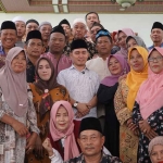 Bupati Mojokerto saat foto bersama warga.