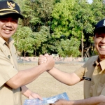 Wabup Pungkasiadi menyerahkan penghargaan kepada Kepala Sekolah SMA Negeri 1 Puri Suhariyono selaku Official dan Pembina Kadarkum.