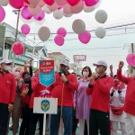 Plt Bupati Ngajuk Marhaen melepas balon memulai perayaan kesenian memperingati HUT Kabupaten Nganjuk ke-1.085. foto: BAMBANG DJ/BANGSAONLINE