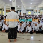 Prof  Dr KH Asep Saifuddin Chalim, MA di depan para santri Pondok Pesantren (PP) Amanatul Ummah di Masjid Raya KH Abdul Chalim PP Amanatul Ummah Pacet Mojokerto Jawa Timur. Foto: bangsaonline