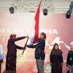 Ketua KPU Jatim, Choirul Anam, saat menerima estafet Kirab Pemilu 2024 di Banyuwangi. Foto: Ist