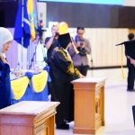 Gubernur Khofifah saat menghadiri wisuda Universitas Terbuka Surabaya.