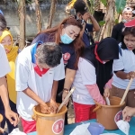 Koordinator RGR Irma Yulianti dan Tim RGR saat memandu para ODGJ yang sudah mampu berkomunikasi dengan baik membuat sabun deterjen. foto: MUJI HARJITA/ BANGSAONLINE