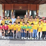 Bupati Gresik, Fandi Akhmad Yani, bersama tim Kesebelasan U-13 dan U-15. Foto: SYUHUD/BANGSAONLINE
