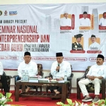 
Para pembicara Seminar Entrepreneurship dan bedah buku Kiai Miliarder Tapi Dermawan karya M Mas