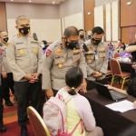 Alumni Akademi Kepolisian (Akpol) Tunggal Panaluan 1994 Peduli menggelar bakti sosial vaksinasi massal di Dyandra Convention Center Surabaya, Rabu (25/8/2021).