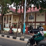 Kantor Pengadilan Agama (PA) Gresik setiap hari ramai dikunjungi orang yang ngurus pernikahan dini dan perceraian. Foto: SYUHUD/ BANGSAONLINE