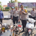 Kapolresta Sidoarjo, Kombes Pol Christian Tobing, saat menunjukkan kendaraan yang diamankan dalam Operasi Keselamatan Semeru 2024.