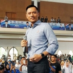 Kogasma DPP Partai Demokrat, Agus Harimurti Yudhoyono (AHY) menyapa pendukungnya di Kabupaten Pamekasan.