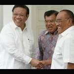 Agung Laksono dan Aburizal Bakrie saat dipertemukan oleh Ketua Tim Transisi Partai Golkar Jusuf Kalla usai melakukan pertemuan tertutup di Rumah Dinas Wapres, Jakarta, Rabu (3/2). foto: merdeka.com