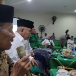 Novelis dan sastrawan kondang KH Ahmad Tohari saat menjadi pembicara dalam Bedah Buku Kiai Miliarder Tapi Dermawan karya M Mas