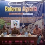 Penyerahan sertifikat redistribusi tanah dari PT Harta Mulia di Balai Karanganyar Timur, Desa Modangan, Kecamatan Nglegok, Kabupaten Blitar.