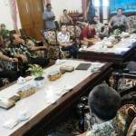 Bupati Sidoarjo H Saiful Ilah memaparkan kondisi lahan yang disurvei tim perusahaan asal China untuk kerjasama pengelolaan sampah, di Pendopo Delta Wibawa, Selasa (4/10). foto: MUSTAIN/ BANGSAONLINE
