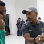 Fakhri Husaini saat memberi instruksi pada anggota Timnas U-16.