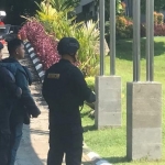 Tim Penjinak Bom Brimob Polda Jawa Timur berjaga di depan Kantor Perwakilan Bank Indonesia (KPwBI) Jember.
