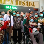 Direktur RSUD Dr. Iskak Tulungagung, dr. Supriyanto Darmoredjo bersama staf RSUD Dr. Iskak Tulungagung saat mengantarkan kedua pasien pulang, Kamis (27/10/2022)