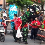 Pembagian takjil yang digelar PSMTI Sidoarjo di Jalan Pahlawan, Rabu (27/4/2022) sore. Foto: MUSTAIN/BANGSAONLINE