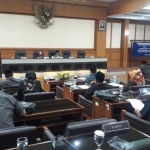 Suasana paripurna dengan agenda penyampaian P-APBD 2018, beberapa waktu lalu. foto: SYUHUD/ BANGSAONLINE