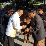Bupati Jombang Nyono Suharli saat memberikan sapi kurban pada Ketua Takmir Masjid Baitul Mukminin. foto: rony suhartomo/ bangsaonline.com