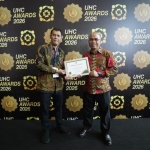 : Kepala Dinas Kesehatan Kabupaten Kediri, Ahmad Khotib (kanan) saat menerima penghargaan atas capaian Universal Health Coverage (UHC)