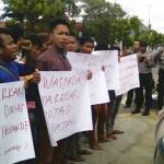 Massa saat tiba di depan kantor Pemkab Sumenep. foto: rahmatullah/ BANGSAONLINE