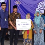 PT Sehat Tentrem saat memberikan santunan kematian pada ahli waris. Foto: AAN AMRULLOH/ BANGSAONLINE