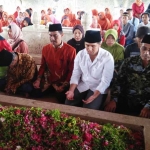 Emil Dardak saat ziarah ke makam Bung Karno.