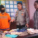 Pelaku saat dimintai keterangan oleh Kapolsek Sidoarjo Kota berikut barang bukti berupa pakaian dalam seperti BH, Stoking dan Korset.