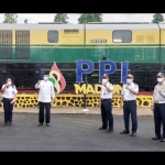 Wali Kota Maidi foto bersama di depan Monumen Kereta Api Kampus PPI, Kota Madiun.