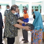 Wakil Bupati Tuban, Noor Nahar Hussein bersama instansi terkait meninjau langsung proses penyaluran Jaring Pengaman Sosial (JPS). (foto: ist)