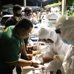 Para petugas kesehatan dan keamanan dari Pemkot Surabaya saat menggelar rapid test massal dan mendadak di Taman Apsari depan Gedung Negara Grahadi, Sabtu (19/9) malam. foto: ist/ bangsaonline.com