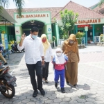 Wali Kota Kediri Abdullah Abu Bakar saat menjemput Qafisha Malia Rahmadani di sekolahnya SD Banjaran 5, Kota Kediri. foto: ist.