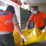 Petugas saat mengevakuasi mayat wanita yang ditemukan tersangkut di pintu Dam Oongan