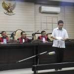 Terdakwa Sugeng Mujiadi, Eks Dirut PDAM Sidoarjo saat menjalani persidangan di Pengadilan Tipikor Jatim. 