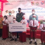 Wabup Jember Gus Firjoun menyerahkan bantuan secara simbolis kepada putra dan putri tenaga pendukung yang masih sekolah SD, SMP, dan SMA di RSD dr Soebandi.