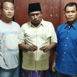 Tersangka SB (tengah), saat diamankan di Mapolsek Galis, Kabupaten Pamekasan.